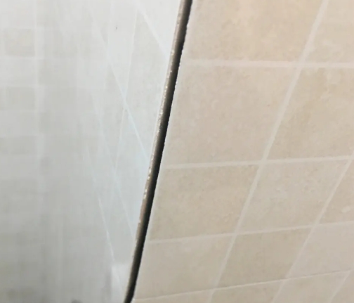 科尔沁瓷砖空鼓维修公司分享阳台瓷砖脱落的修复过程可以分为以下几个步骤